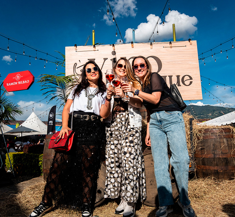 amigas-brindando-vino-al-parque-medellin-2026