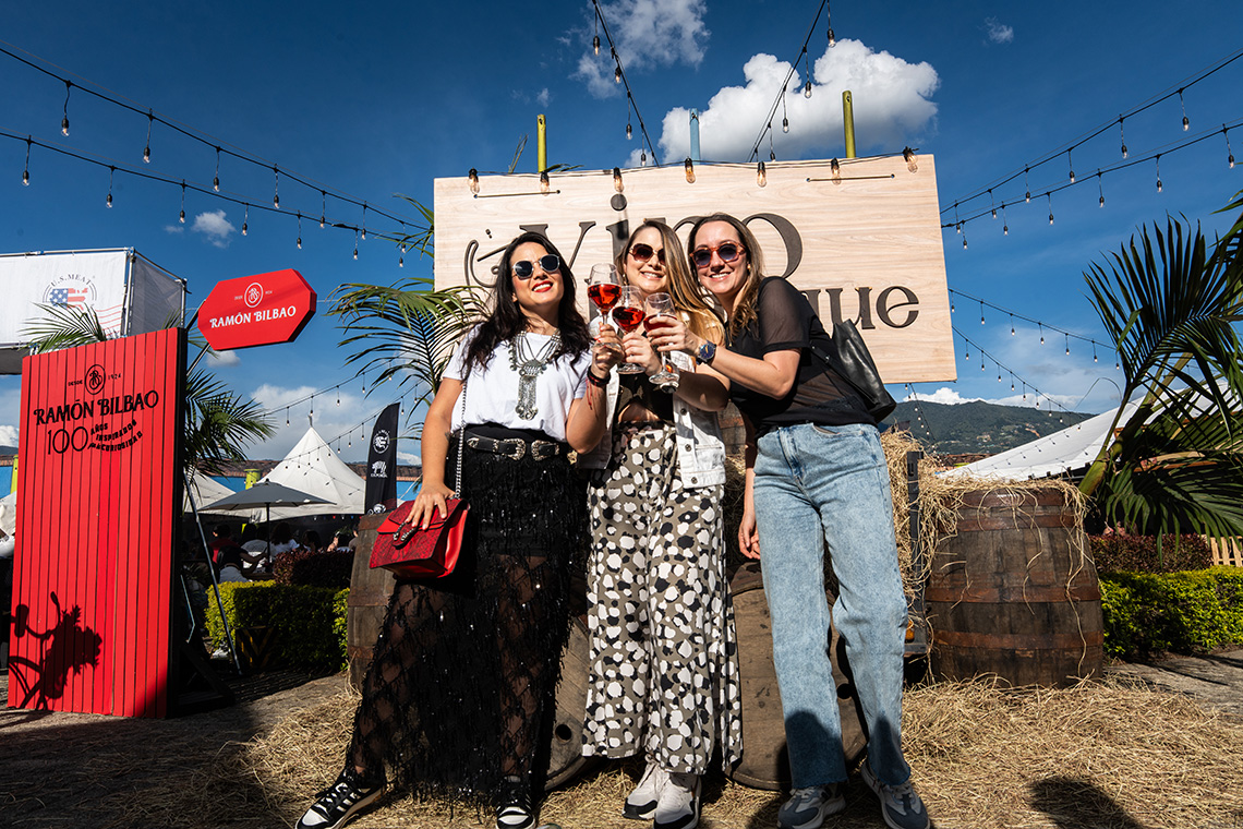 amigas-brindando-vino-al-parque-medellin-2026
