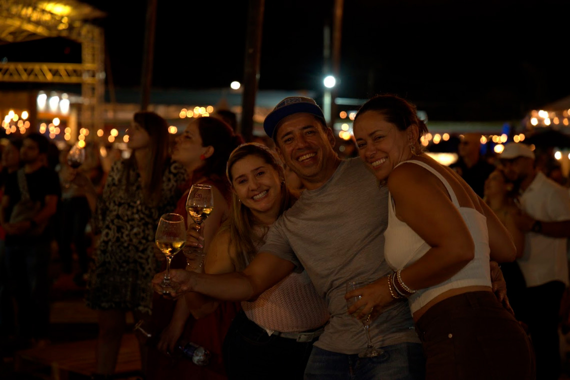 amigos-con-copas-de-vino-vino-al-parque-medellin-2026