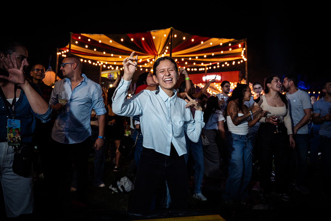 asistente-bailando-vino-al-parque-medellin-2026