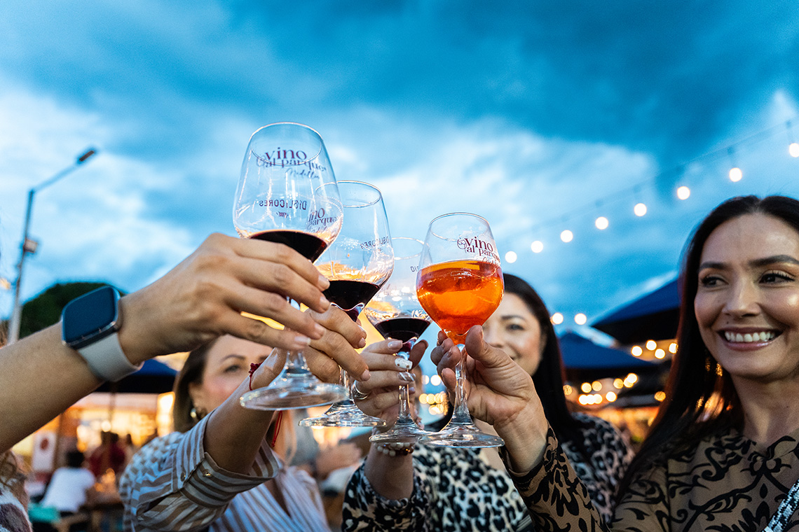 brindis-copas-vino-vino-al-parque-medellin-2026