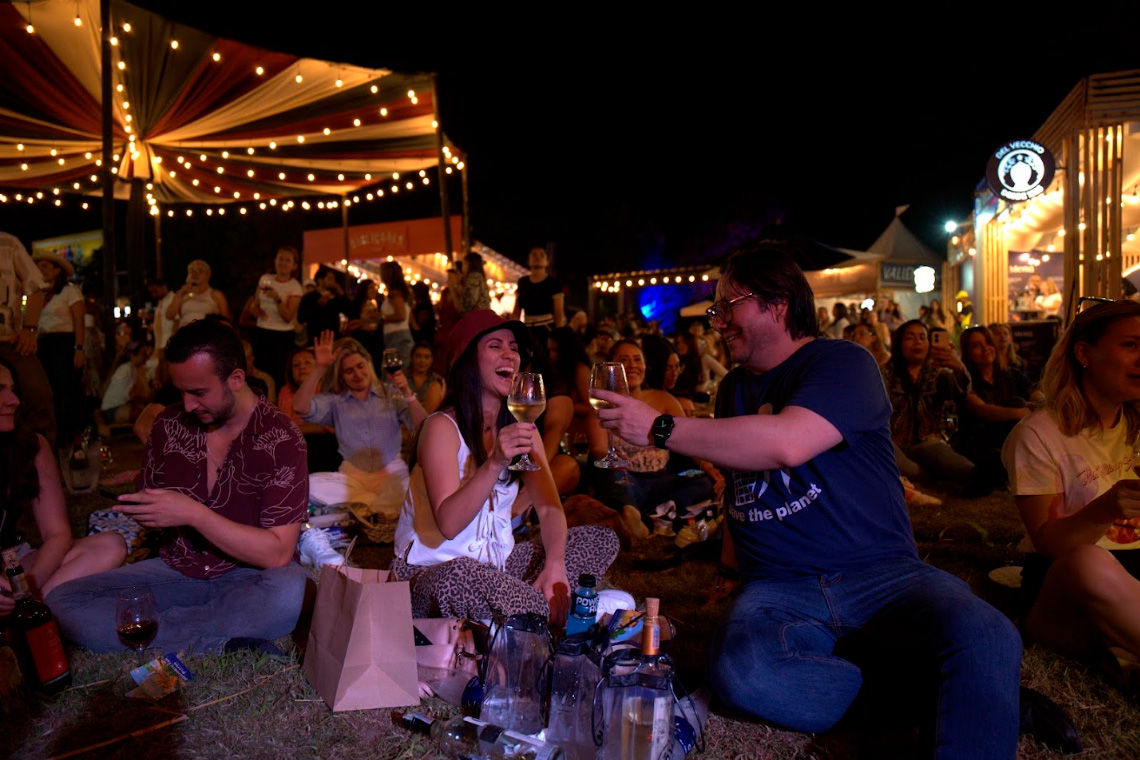 brindis-entre-amigos-vino-al-parque-medellin-2026