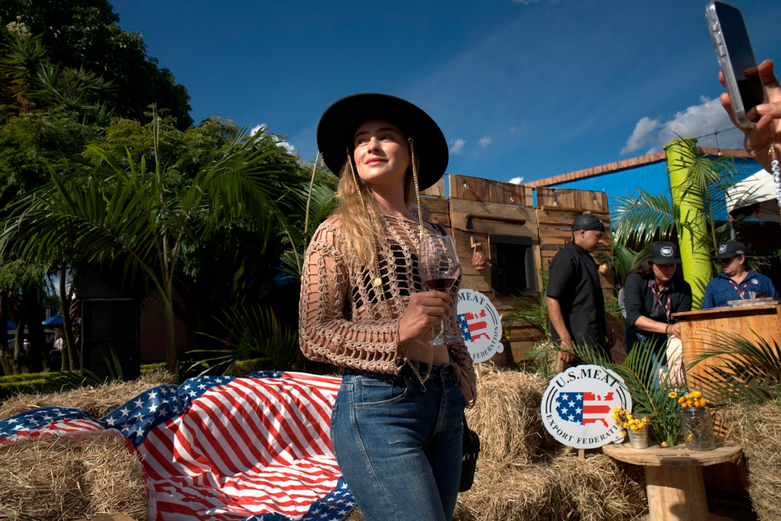 experiencia-gastronomica-usmef-vino-al-parque-medellin-2026