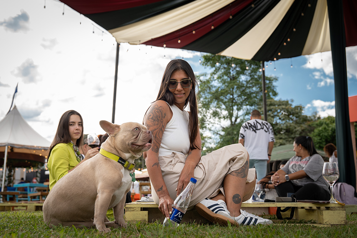 mujer-con-mascota-vino-al-parque-medellin-2026
