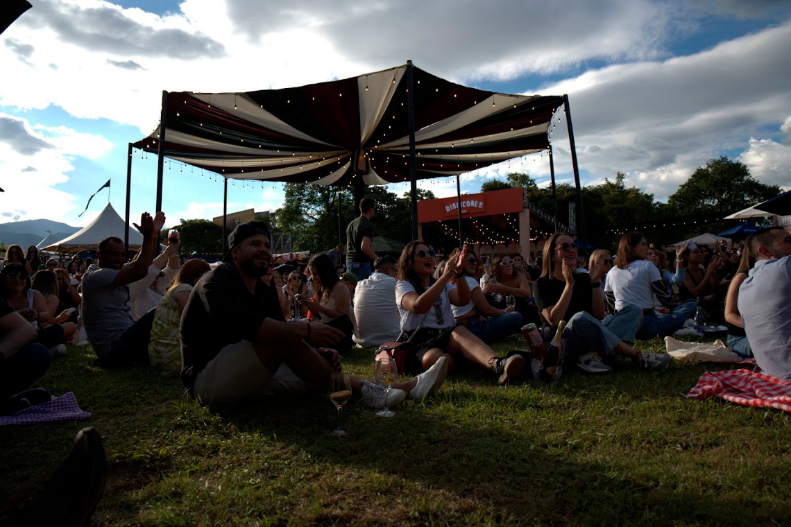 publico-disfrutando-vino-al-parque-medellin-2026